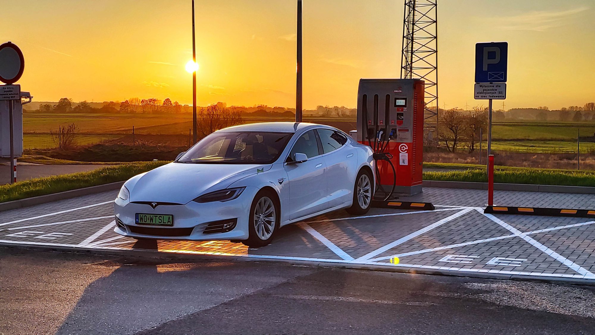 Tesla Model S o zachodzie słońca